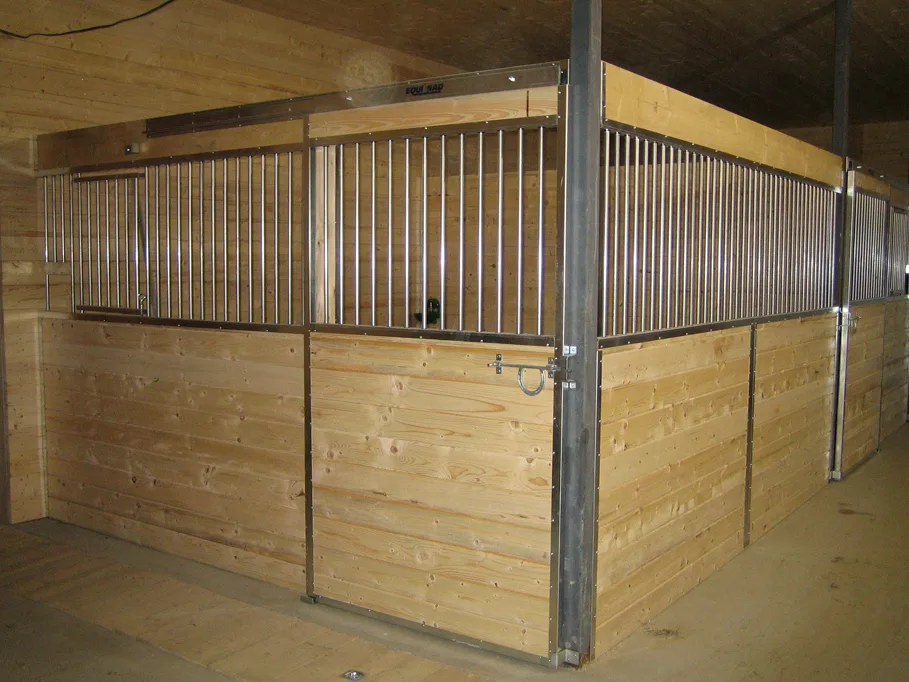 Séparateurs de box en bois clair et acier galvanisé