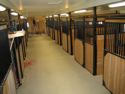 Installation de plusieurs box pour chevaux Equinad dans une écurie.