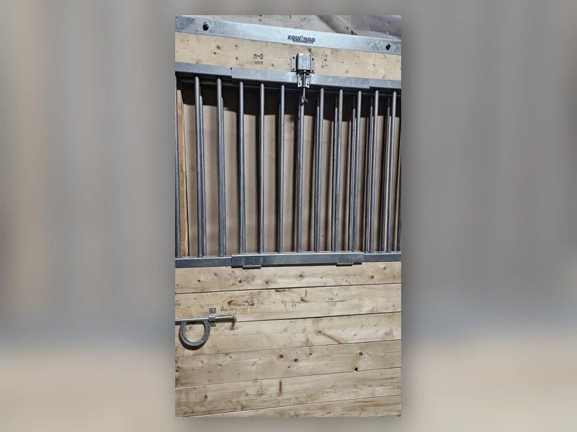 Porte de box avec barreaux galvanisés prête à recevoir la boiserie du client