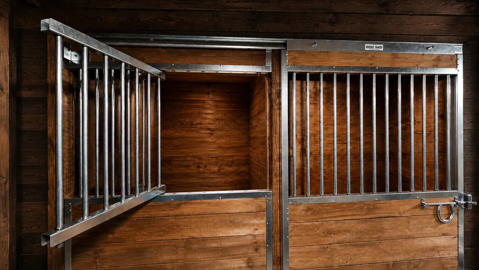 Porte à foin ouverte sur façade de box Equinad
